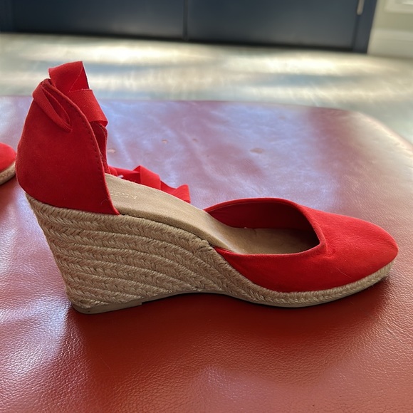 3.5 inch Old navy red, laced up, wedged heels - Picture 3 of 5